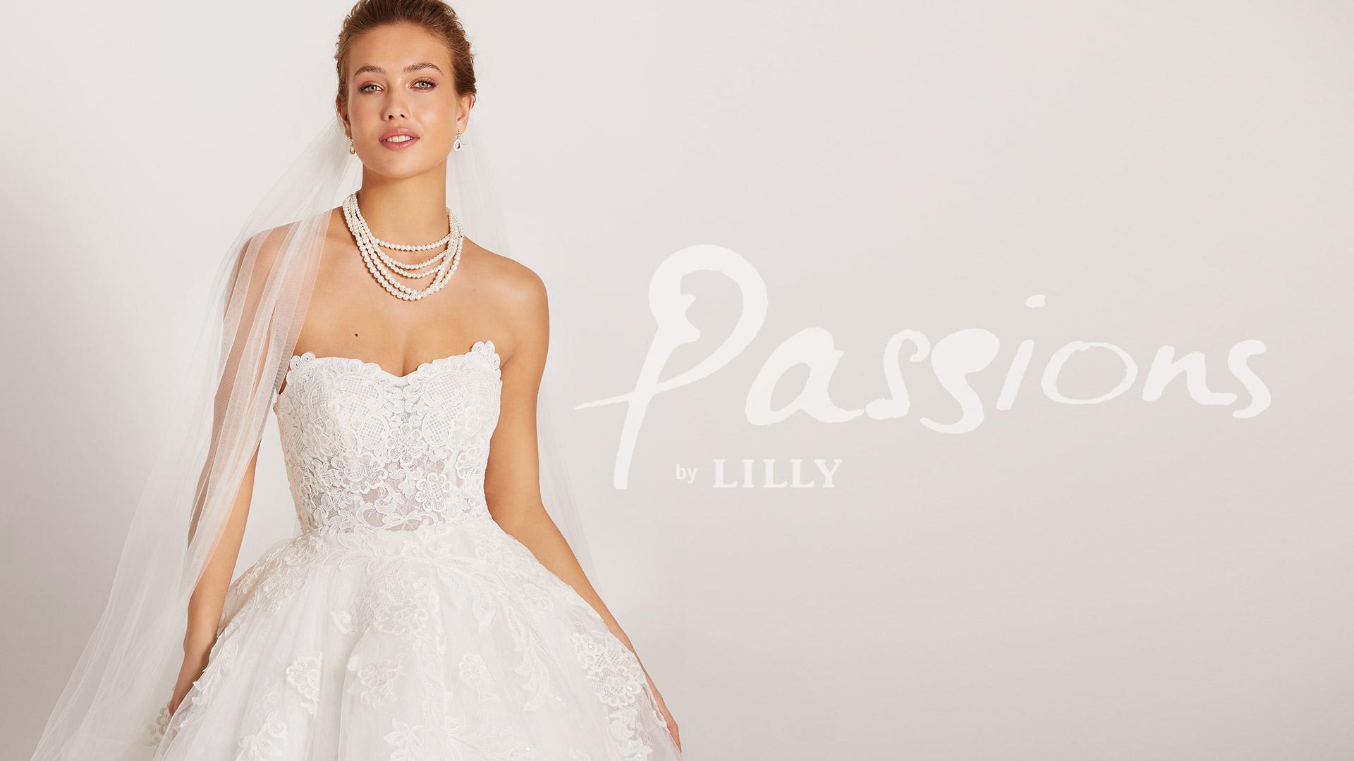 Blush farvet brudekjole med bateau-udskæring i tyl og blonder