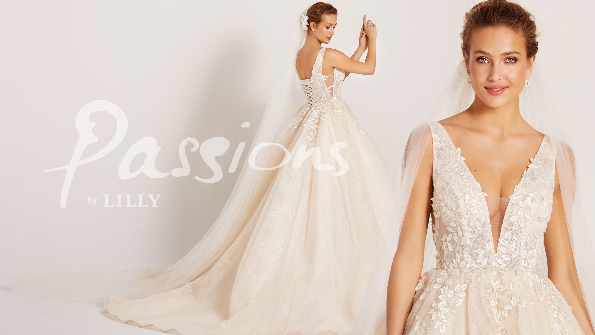 Blush farvet brudekjole med bateau-udskæring i tyl og blonder