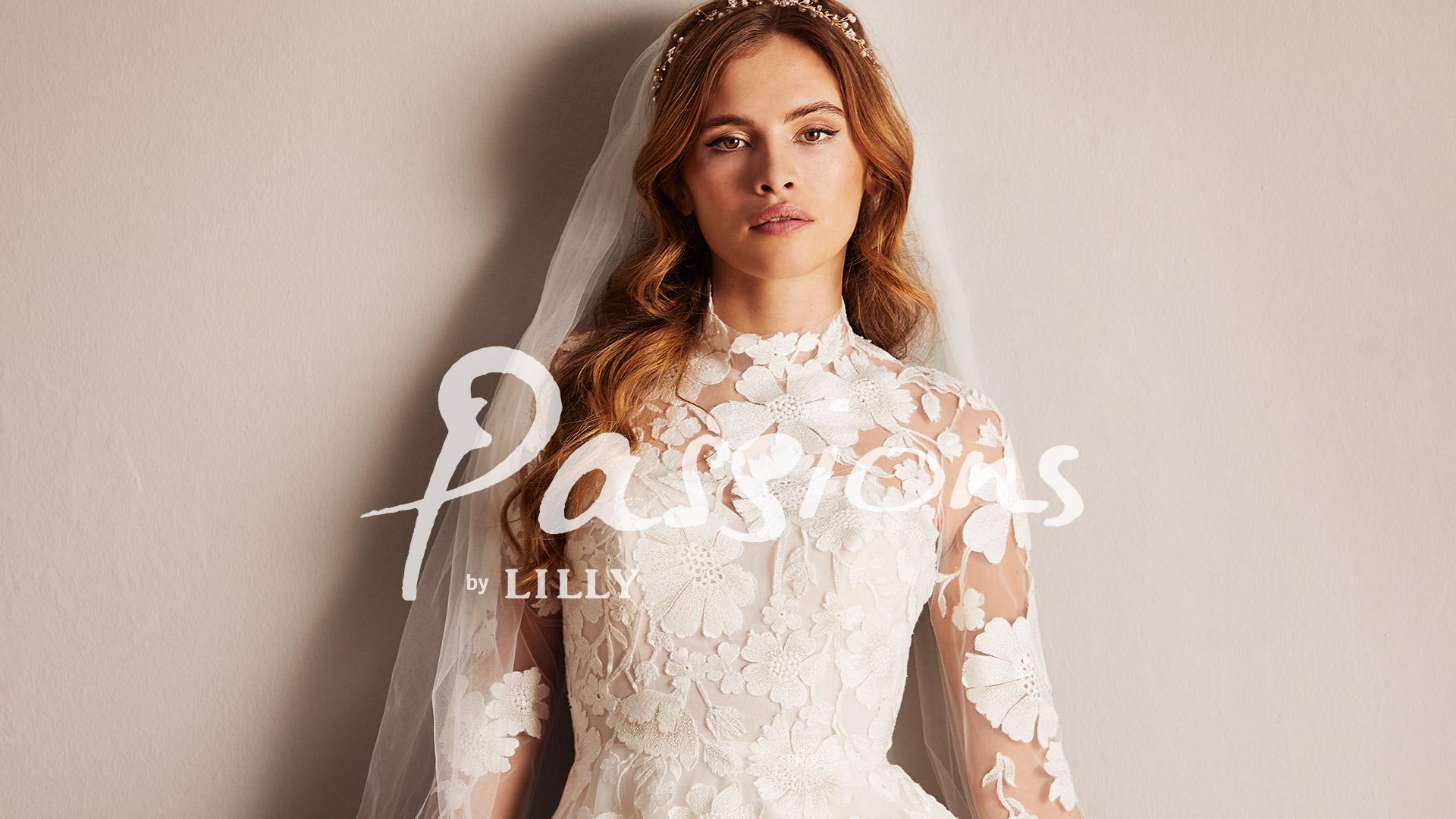 Blush farvet brudekjole med bateau-udskæring i tyl og blonder